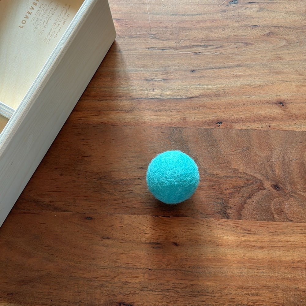 Lovevery sliding top box with felt ball - Picture 5 of 6